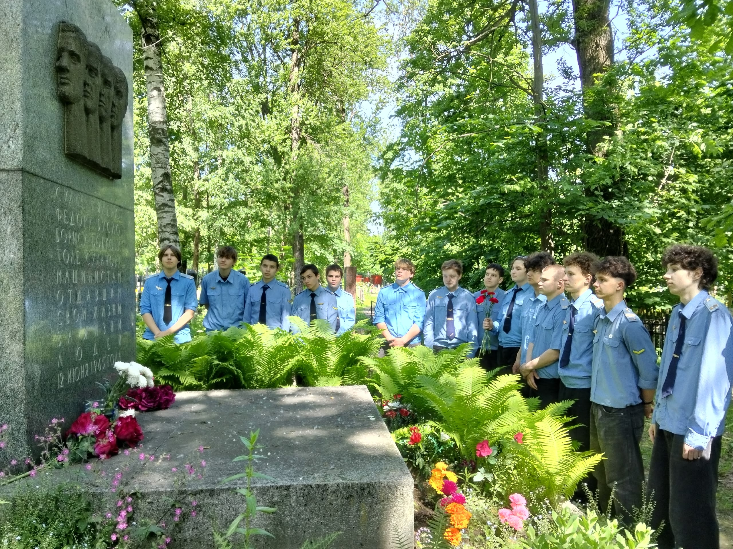 Наши студенты возложили цветы к памятнику героям-железнодорожникам
